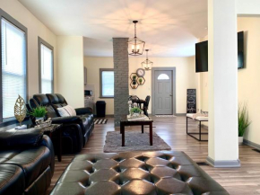 The Southside Villa- With Private Yard & Free Parking, Minutes From Falls & Casino by Niagara Hospitality